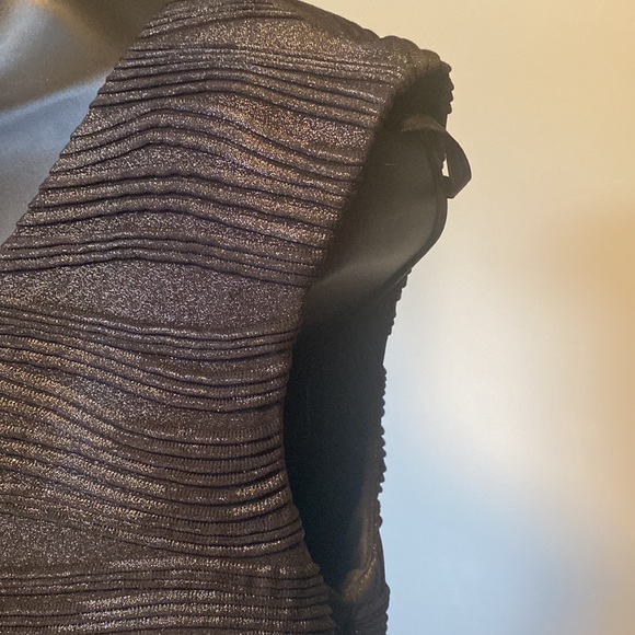 PRE-OWNED LESLIE FAY SLEEVELESS V-NECK DRESS - Picture 5 of 12